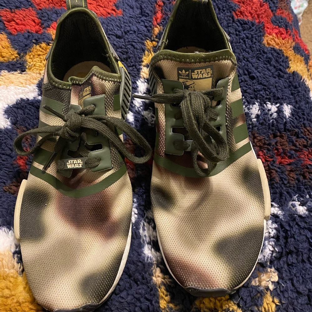 Men’s 9 1/2 Princess Leia themed adidas, only worn maybe twice.